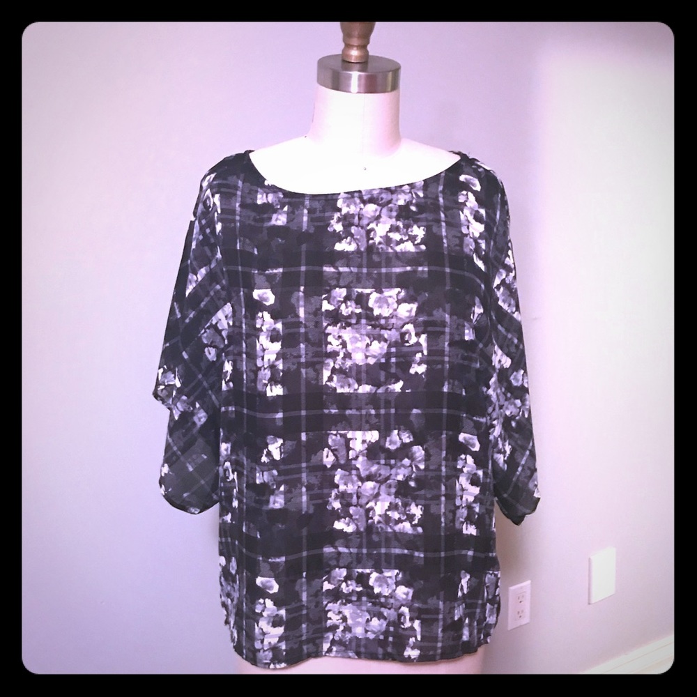 Bobeau navy blue and white flowy shirt